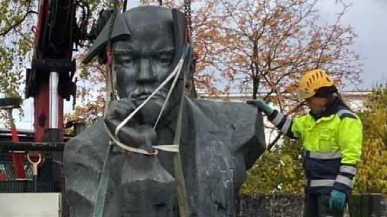 Son Lenin heykeli bulunduğu meydandan kaldırıldı