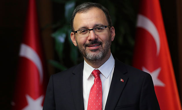 Bakan Kasapoğlu milli bilardocu Murat Naci Çoklu'yu tebrik etti