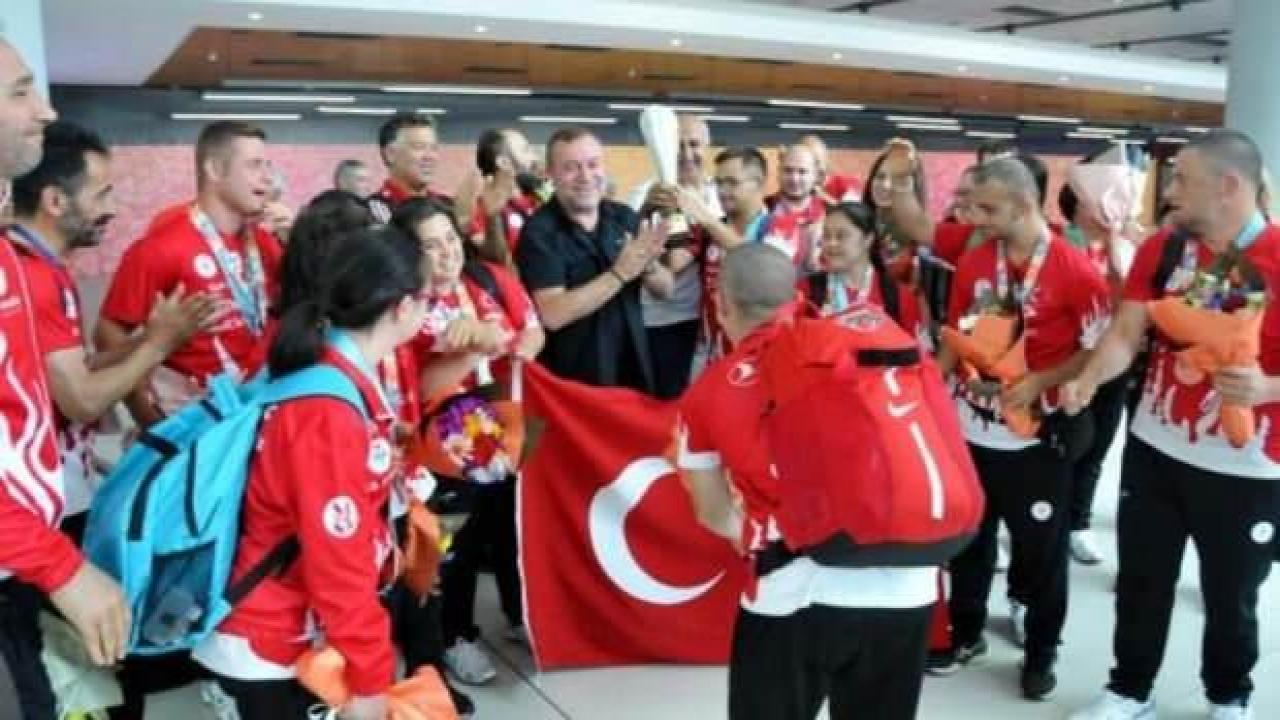 Dünya şampiyonu özel sporcular yurda döndü