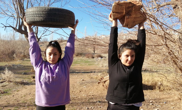 Halterci kız kardeşler lastik ve kütükle Türkiye şampiyonasına hazırlanıyor