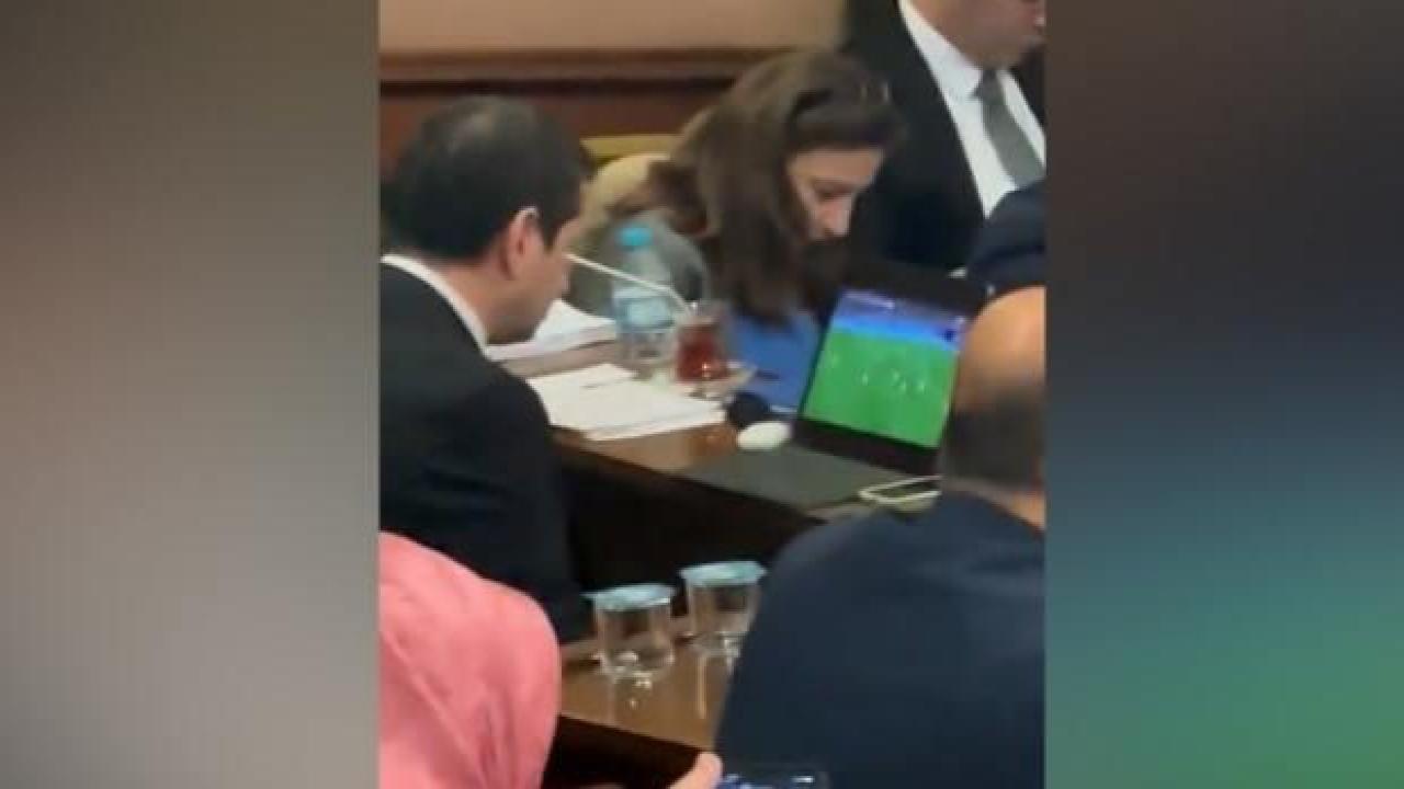 İYİ Partili İbrahim Özkan, İBB'nin bütçesi görüşülürken maç izledi